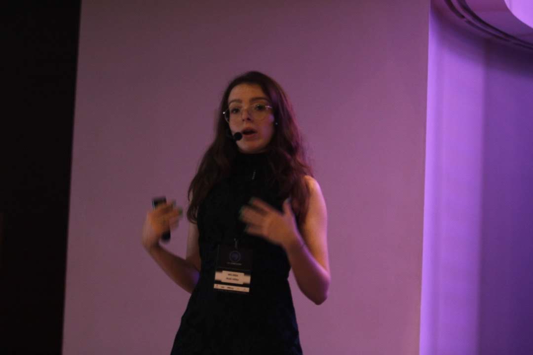 Mel Vera speaking at LaConexión Medellín 2019